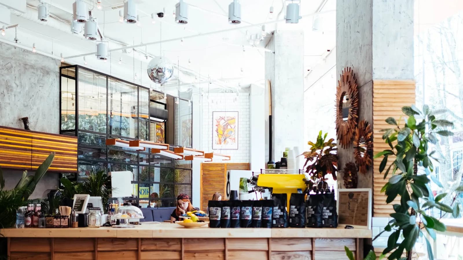 Interiør av kaffebaren med varm belysning